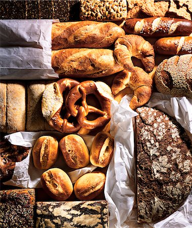 Assorted breads, rolls, pretzels and croissants on baking parchment Foto de stock - Sin royalties Premium, Código: 659-07068525