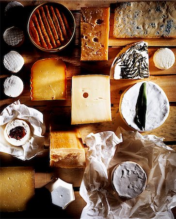 simsearch:659-07068517,k - Assorted types of cheese on plywood Photographie de stock - Premium Libres de Droits, Code: 659-07068522
