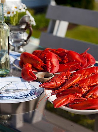 Platters of Fresh Cooked Lobsters on an Outdoor Table Fotografie stock - Premium Royalty-Free, Codice: 659-07068549