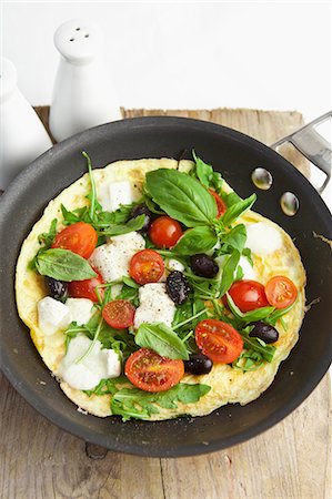 rucola - Omelette with tomatoes, olives and mozzarella Foto de stock - Sin royalties Premium, Código: 659-07068562