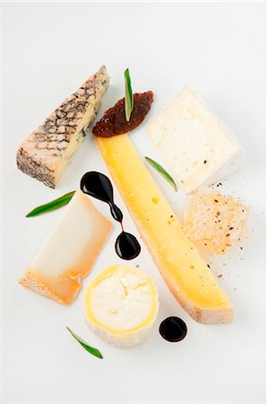 A cheese plate with fig chutney, honeycomb and balsamic vinegar Stock Photo - Premium Royalty-Free, Code: 659-07068574