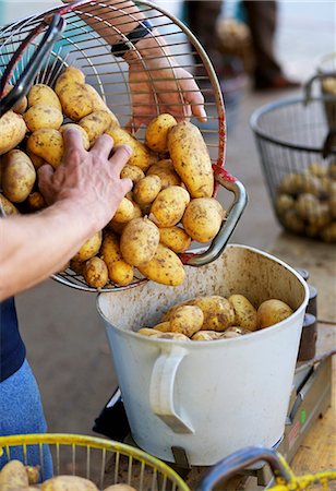 simsearch:659-06185085,k - Freshly harvested potatoes being weighed Stock Photo - Premium Royalty-Free, Code: 659-07068573