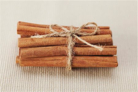 simsearch:659-06901757,k - Cinnamon Sticks Bundled with Twine Stock Photo - Premium Royalty-Free, Code: 659-07068587