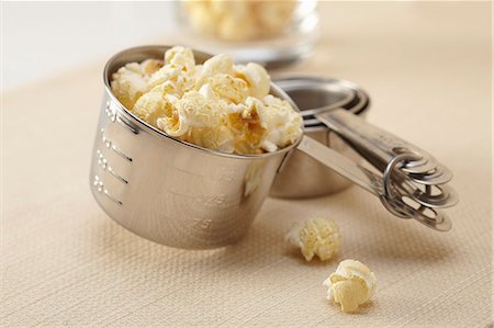 Popcorn in a One Cup Measuring Cup Foto de stock - Sin royalties Premium, Código: 659-07068594