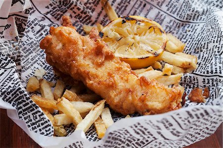 english cooking - Fish and Chips with Lemon on Newspaper Photographie de stock - Premium Libres de Droits, Code: 659-07068599