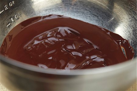 Melted Chocolate in a Metal Mixing Bowl Foto de stock - Sin royalties Premium, Código: 659-07068590