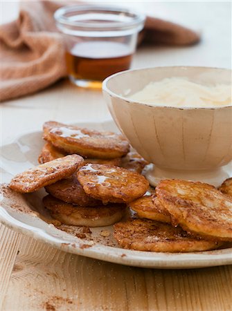 Apple pancakes with cream and honey Stock Photo - Premium Royalty-Free, Code: 659-07068624