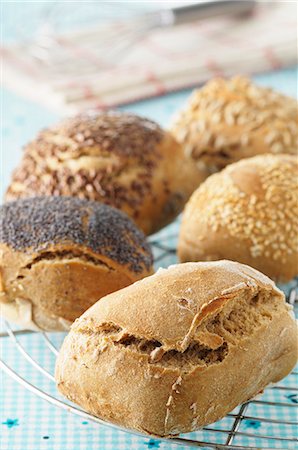 pan recipe - Assorted freshly baked rolls on a cooling rack Foto de stock - Sin royalties Premium, Código: 659-07068646