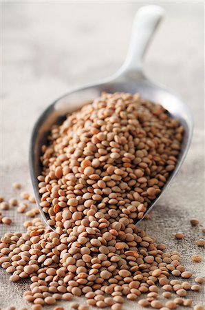 pelles à poussière - Lentils on a scoop Photographie de stock - Premium Libres de Droits, Code: 659-07068651