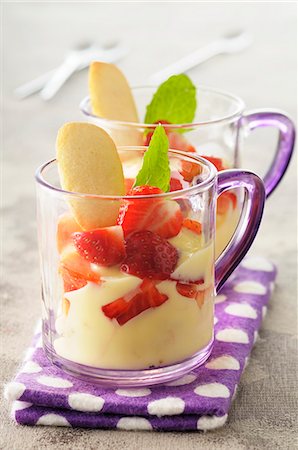 simsearch:659-06154044,k - Verrine of vanilla cream, strawberries and a tuile Photographie de stock - Premium Libres de Droits, Code: 659-07068666