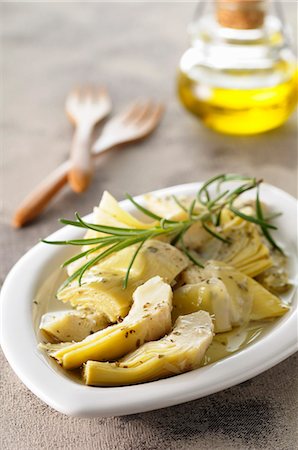 Preserved artichoke hearts with rosemary Foto de stock - Sin royalties Premium, Código: 659-07068662