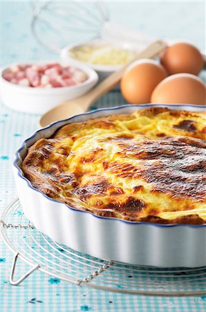 simsearch:659-07598712,k - Bacon quiche in the dish on a cooling rack Photographie de stock - Premium Libres de Droits, Code: 659-07068663