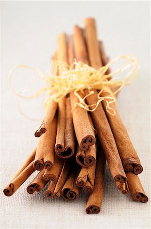 Cinnamon Sticks Bundled and Standing Up Photographie de stock - Premium Libres de Droits, Code: 659-07068676