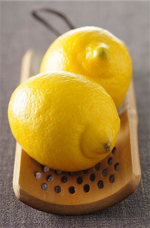 Two lemons on a wooden grater Stock Photo - Premium Royalty-Free, Code: 659-07068686