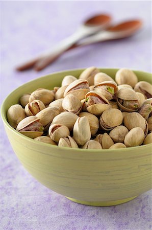 pistacho - Toasted pistachios in a bowl Foto de stock - Sin royalties Premium, Código: 659-07068687
