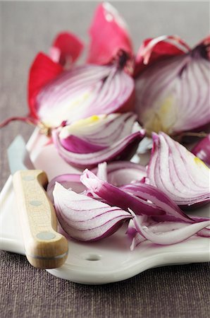 Red onions, halved and in wedges Foto de stock - Sin royalties Premium, Código: 659-07068689