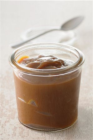 desserts sweet - Caramel dessert in a glass pot Foto de stock - Sin royalties Premium, Código: 659-07068683