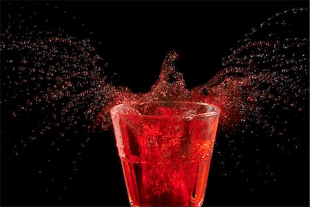 Red water spraying out of a glass Photographie de stock - Premium Libres de Droits, Code: 659-07068698