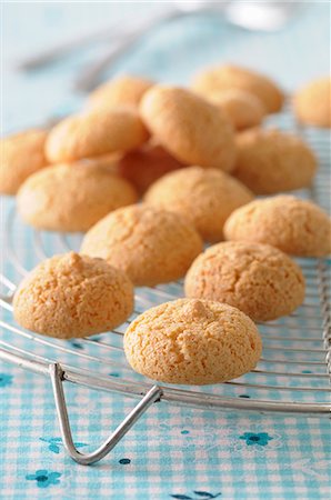 simsearch:659-07027785,k - Almond macaroons on a cooling rack Stock Photo - Premium Royalty-Free, Code: 659-07068690