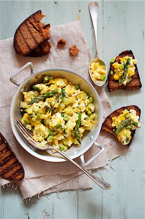 Scrambled egg with green asparagus, served with toasted bread Photographie de stock - Premium Libres de Droits, Code: 659-07068714