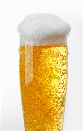 simsearch:659-08903410,k - A glass of light beer with beer foam Photographie de stock - Premium Libres de Droits, Code: 659-07068724