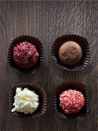 sweet mold - Four different chocolate truffles (view from above) Stock Photo - Premium Royalty-Free, Code: 659-07068722