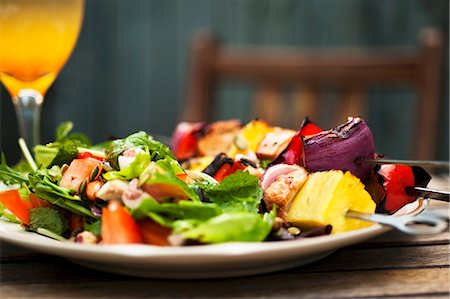 simsearch:659-03535955,k - Barbecued chicken kebabs with a side salad on a garden table Stock Photo - Premium Royalty-Free, Code: 659-07068744