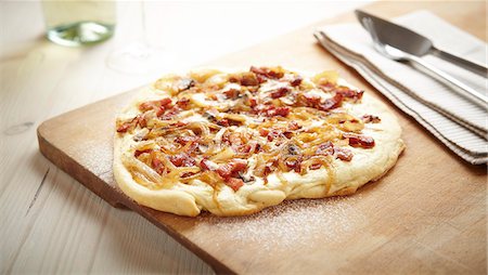 pizza - Tarte flambée topped with bacon and onions Photographie de stock - Premium Libres de Droits, Code: 659-07068756