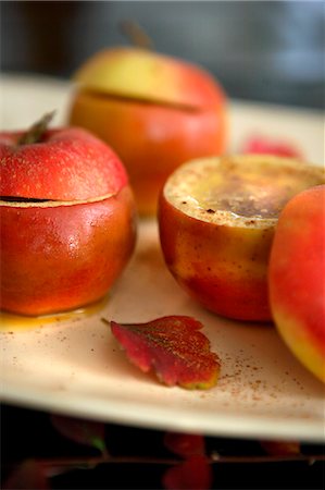 Baked apples with cinnamon Stockbilder - Premium RF Lizenzfrei, Bildnummer: 659-07068751