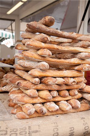 simsearch:659-08902871,k - Stacked baguettes at the market Fotografie stock - Premium Royalty-Free, Codice: 659-07068768