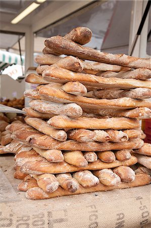 simsearch:659-08419259,k - Stacked baguettes at the market Photographie de stock - Premium Libres de Droits, Code: 659-07068768