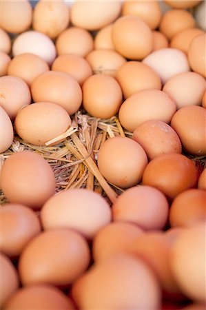 simsearch:659-06671603,k - Fresh organic eggs on straw Stock Photo - Premium Royalty-Free, Code: 659-07068769