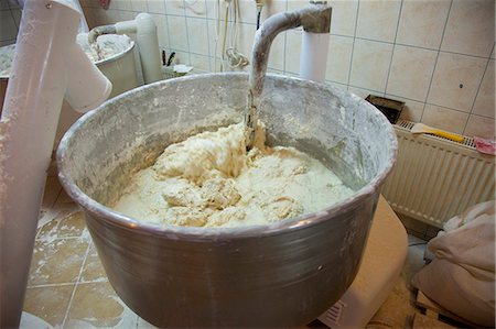 panificio - A machine kneading bread dough at a bakery Fotografie stock - Premium Royalty-Free, Codice: 659-07068798