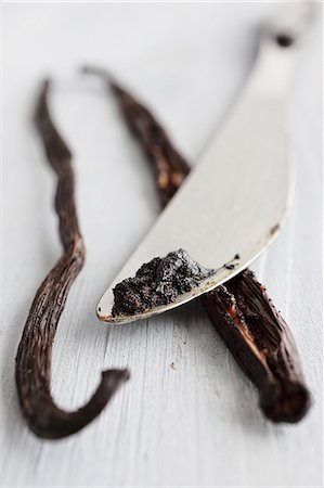 A vanilla pod and seeds which have been scraped out Stock Photo - Premium Royalty-Free, Code: 659-07068815