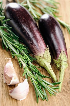 eggplant - Aubergines, rosemary and garlic Photographie de stock - Premium Libres de Droits, Code: 659-07068826