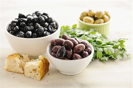 Kalamata olives in bowls, with bread and parsley Photographie de stock - Premium Libres de Droits, Code: 659-07068829