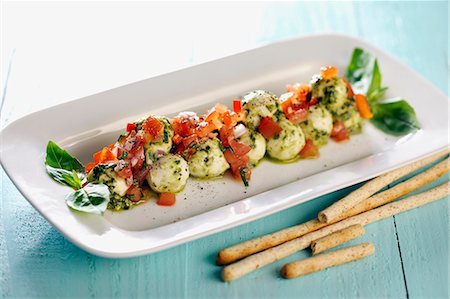 simsearch:659-06901343,k - Mozzarella balls with pesto and chopped tomatoes Photographie de stock - Premium Libres de Droits, Code: 659-07068822