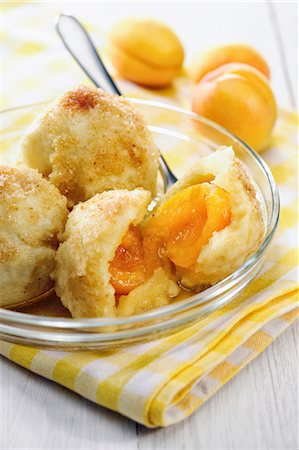 Apricot dumplings with buttery breadcrumb topping and cinnamon sugar Photographie de stock - Premium Libres de Droits, Code: 659-07068836