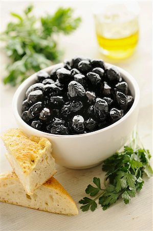 simsearch:659-06372899,k - Black olives in a bowl, with bread and parsley Photographie de stock - Premium Libres de Droits, Code: 659-07068830