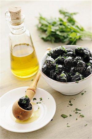 simsearch:659-06372897,k - Black olives in a bowl, with parsley and olive oil Photographie de stock - Premium Libres de Droits, Code: 659-07068831