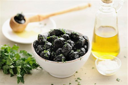 simsearch:659-06372898,k - Black olives in a bowl with parsley and olive oil Photographie de stock - Premium Libres de Droits, Code: 659-07068832