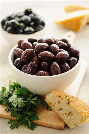 Kalamata olives in a bowl, with parsley and bread Photographie de stock - Premium Libres de Droits, Code: 659-07068833