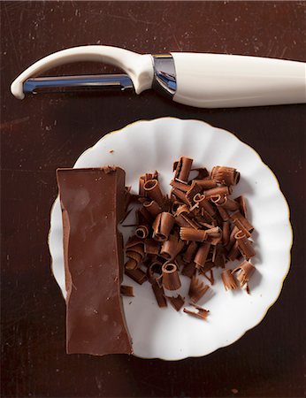 simsearch:659-06155028,k - Chocolate curls being created with a peeler Photographie de stock - Premium Libres de Droits, Code: 659-07068848