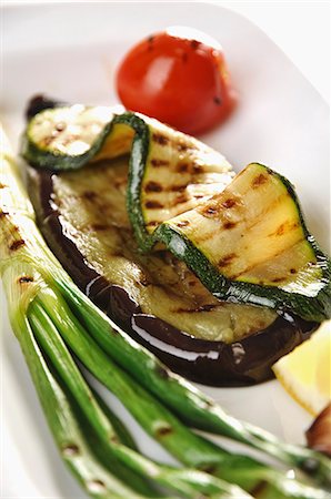 Barbecued vegetables on a serving plate Photographie de stock - Premium Libres de Droits, Code: 659-07068841