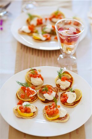 smoked salmon - Mini pancakes with lemon slices, sour cream, smoked salmon and fennel tops Stock Photo - Premium Royalty-Free, Code: 659-07068843