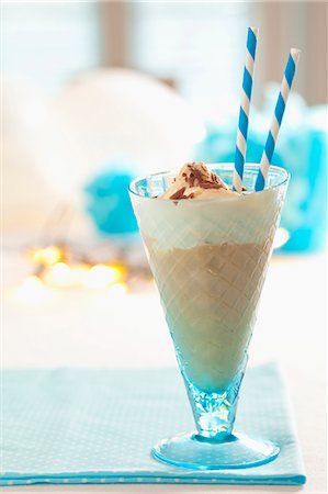 A chocolate milkshake with vanilla ice cream and chocolate shavings Stock Photo - Premium Royalty-Free, Code: 659-07068855