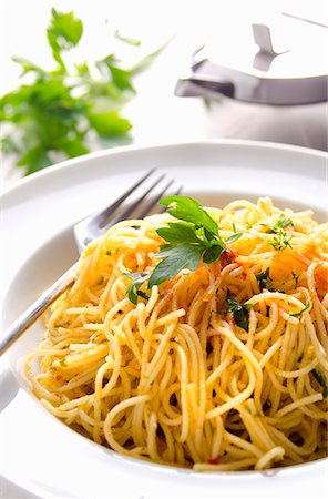 espagueti - Capellini with lemon, parmesan and chilli Foto de stock - Sin royalties Premium, Código: 659-07068875