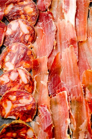 Thinly sliced Spanish Serrano ham, chorizo and lomo Foto de stock - Sin royalties Premium, Código: 659-07068876