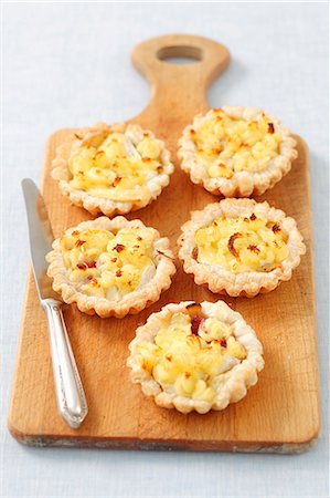 simsearch:659-06153506,k - Puff pastry tartlets with camembert and potato mash Foto de stock - Royalty Free Premium, Número: 659-07068906