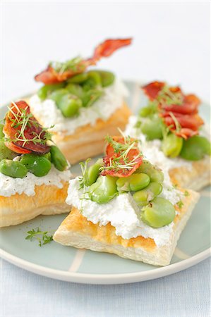 ricotta - Puff pastry tartlets with ricotta, broad bean and fried ham Stock Photo - Premium Royalty-Free, Code: 659-07068907